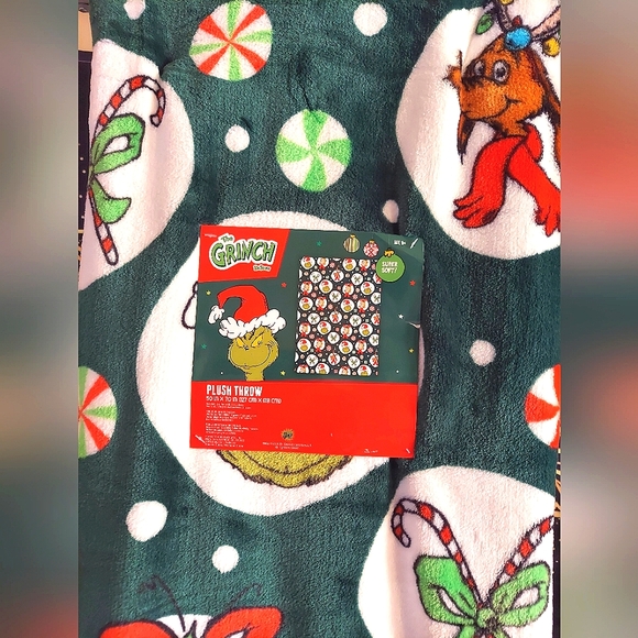 NWT Grinch Green Whoville Holiday Gift Throw Blanket - Picture 3 of 4